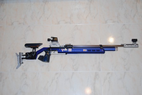 Vendo carabina de aire comprimido Feinwerkbau P700 de competición. Calibre 4,5 mm. Incluye diopter con 01