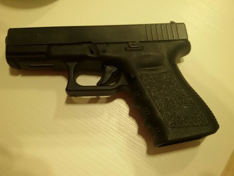Hola. Un compañero pone en venta su arma. Se trata de una glock 19 de tercera generación, guiada como 01