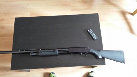 En venta escopeta de corredera Mossberg 500A en excelente estado, con acabado sintético y cañón para caza. 00