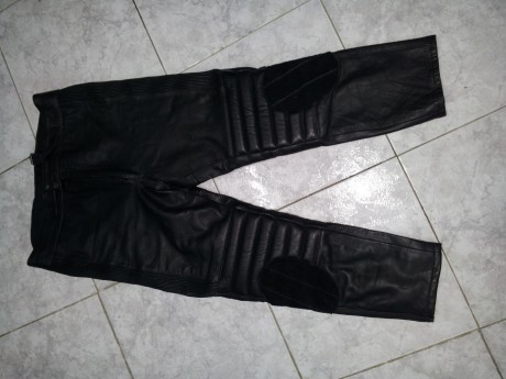 Pantalon cuero 60€ puesto en casda del comprador por mensajeria. Practicamente nuevo, no presentan marcas 01