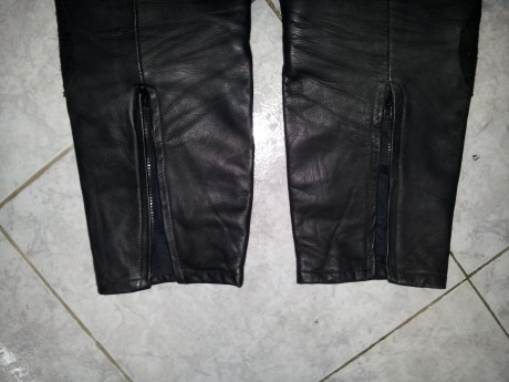 Pantalon cuero 60€ puesto en casda del comprador por mensajeria. Practicamente nuevo, no presentan marcas 10