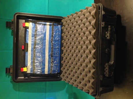 Hola de nuevo compañeros.

Sigo deshaciéndome de material. Pongo a la venta esta maleta Pelican 1520, 11