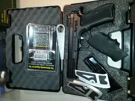 Vendo cz 75 sport II comprada en armeria Masip en Noviembre de 2015, la pistola esta nueva solo ha disparado 02