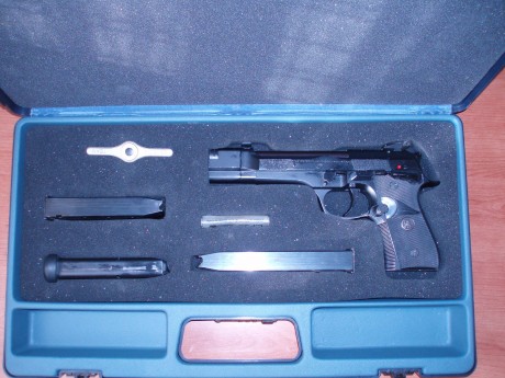 VENDO PISTOLA BERETTA 92 COMBAT  9MM CON ALZA MICROMETRICA MUY POCOS TIROS NO MAS DE 300. TRES CARGADORES 02