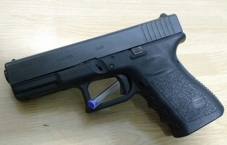 Hola. Un compañero pone en venta su arma. Se trata de una glock 19 de tercera generación, guiada como 30