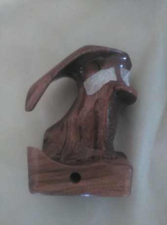 Vendo cacha original, sin tocar y en perfecto estado.

Para manos grandes, no se la talla, pero para haceros 02