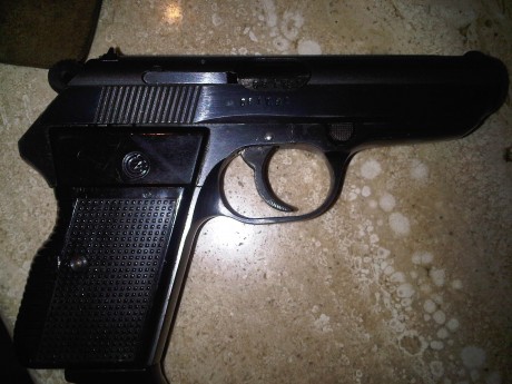 VENDO PISTOLA VZOR 70 EN CALIBRE  7,65 ACEPTARÍA Y PISTOLA 9 CORTO  OFERTA DE LAS DOS ARMAS  ESTAN GUIADAS 01