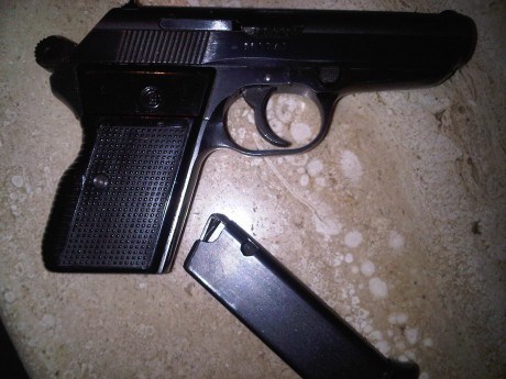 VENDO PISTOLA VZOR 70 EN CALIBRE  7,65 ACEPTARÍA Y PISTOLA 9 CORTO  OFERTA DE LAS DOS ARMAS  ESTAN GUIADAS 11