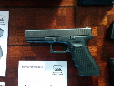 Vendo GLOCK 17 4GEN Calibre 9x19
caja original, dos cargadores,porta cargadores,
 funda interior de solapa, 02
