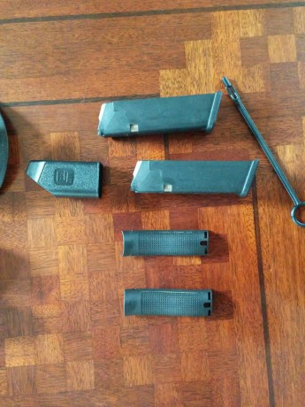 Vendo GLOCK 17 4GEN Calibre 9x19
caja original, dos cargadores,porta cargadores,
 funda interior de solapa, 00