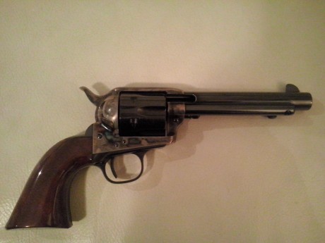 Vendo un precioso  Uberti Cattelman del .45 LC , con  certificado nominal de inutilización  anterior a 00