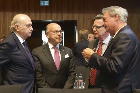 No sé si estais al tanto de esta noticia:

https://ukshootingnews.wordpress.com/2015/11/17/the-eu-will-publish-a-total-semi-auto-rifle-ban-proposal-tomorrow/

Pero 50