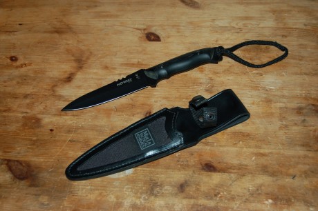 Cuchillo Muela Hornet, tipo semidaga, con hoja de 15 cm y acabado en negro. Funda modificada para que 01