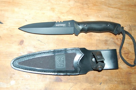 Cuchillo Muela Hornet, tipo semidaga, con hoja de 15 cm y acabado en negro. Funda modificada para que 00
