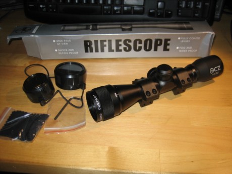 Vendo este visor compacto y ligero (24cm ) , retícula 30/30 MUY nítido , con paralaje delantero . Incluye 02