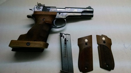 Se vende por defuncion pistola S&W MASTER 52-2 CALIBRE 38 WC
la pistola lleva 2 cargadores y cacha 02