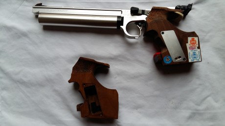VENDO pistola Steyr LP10E (Marzo 2010) DOS botellas, DOS cachas diestras: Una retocada a mi mano (S) Y 00
