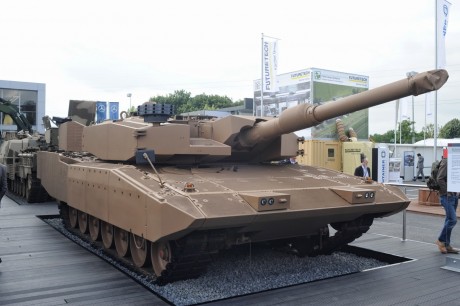 A simple vista parece un "MBT Revolution" fabricado por Rheinmetall, al que le han puesto un 01