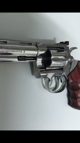 Colt Pithon 6" perfecto estado, cromo, pocos disparos, cachas de madera y las que traía de goma, 00