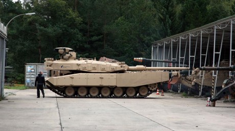 A simple vista parece un "MBT Revolution" fabricado por Rheinmetall, al que le han puesto un 00