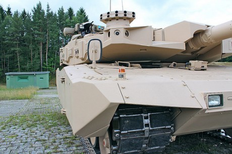A simple vista parece un "MBT Revolution" fabricado por Rheinmetall, al que le han puesto un 23