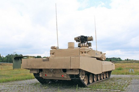 A simple vista parece un "MBT Revolution" fabricado por Rheinmetall, al que le han puesto un 22