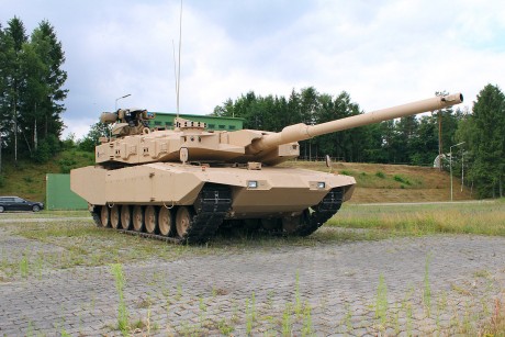 A simple vista parece un "MBT Revolution" fabricado por Rheinmetall, al que le han puesto un 21