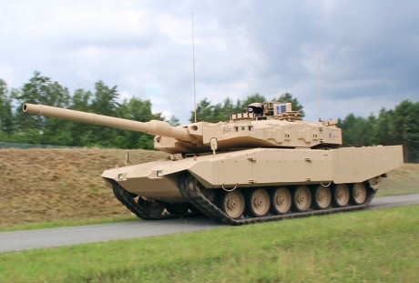 A simple vista parece un "MBT Revolution" fabricado por Rheinmetall, al que le han puesto un 20