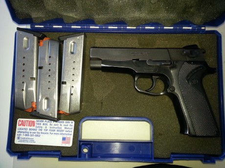Vendo pistola Smith & Wesson modelo 910, 9 mm P, con tres cargadores y el maletín original.
Precio 02