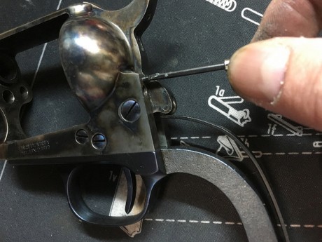 Buenos días, estudiando el funcionamiento del uberti cattleman, no consigo saber que produce los clicks 11