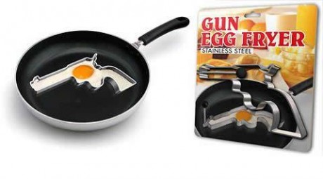 Ahora ya podemos compaginar 2 cosas de las que más nos gustan, comer, y las armas. Curiosos huevos fritos... 00