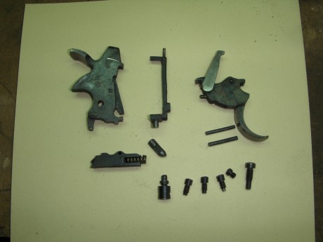 Tengo un llama del calibre 38 sp. El caso es que perdí un tornillo de los pequeños, concretamente el que 10