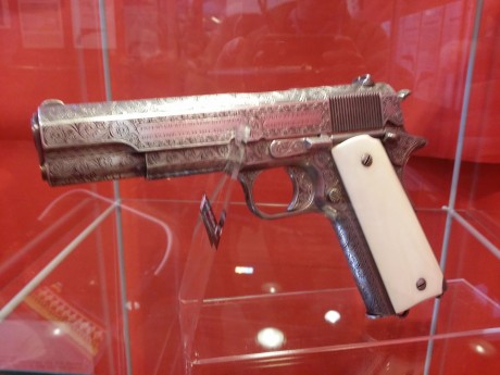 El finde pasado estuve en Lucerna en su feria de coleccionismo de armas que el año pasado no pude ir. 02