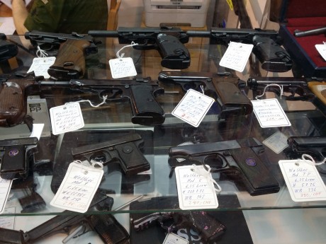 El finde pasado estuve en Lucerna en su feria de coleccionismo de armas que el año pasado no pude ir. 01