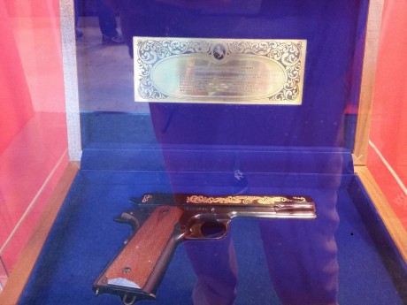 El finde pasado estuve en Lucerna en su feria de coleccionismo de armas que el año pasado no pude ir. 00