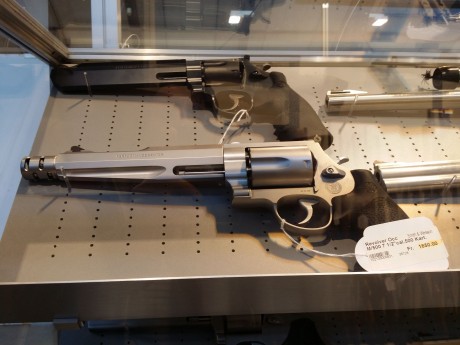 El finde pasado estuve en Lucerna en su feria de coleccionismo de armas que el año pasado no pude ir. 12