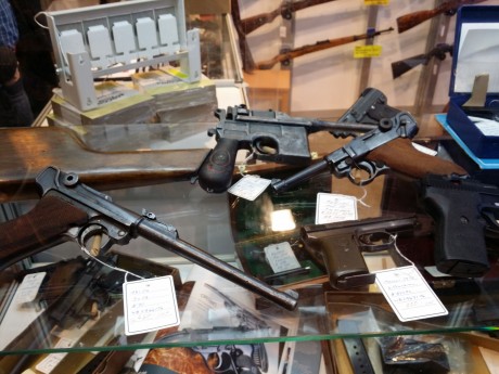 El finde pasado estuve en Lucerna en su feria de coleccionismo de armas que el año pasado no pude ir. 10