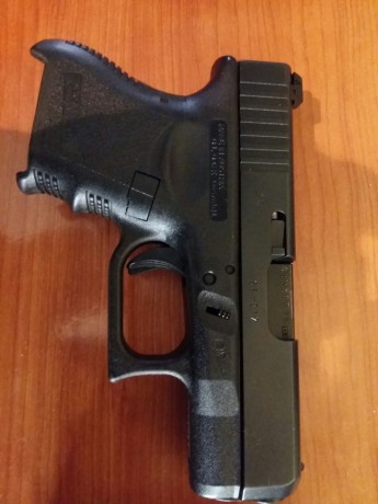 Hola. Se vende Glock 26, 9mmP.  3ºG. Pocos disparos, con sus accesorios originales. Maletin ,dos cargadores 02