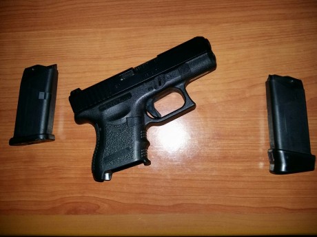 Hola. Se vende Glock 26, 9mmP.  3ºG. Pocos disparos, con sus accesorios originales. Maletin ,dos cargadores 00
