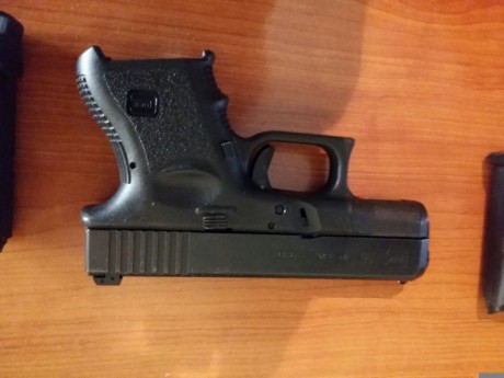 Hola. Se vende Glock 26, 9mmP.  3ºG. Pocos disparos, con sus accesorios originales. Maletin ,dos cargadores 12