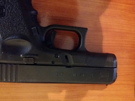 Hola. Se vende Glock 26, 9mmP.  3ºG. Pocos disparos, con sus accesorios originales. Maletin ,dos cargadores 10