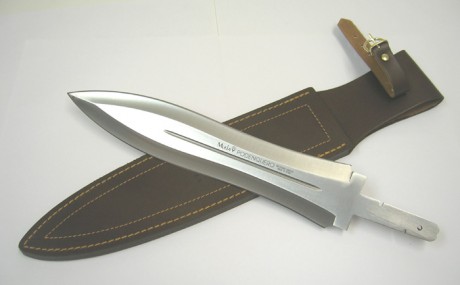 Alguien me puede decir algun cuchillo baratito que me sirva para llevar al monte y a las esperas? no cabe 81