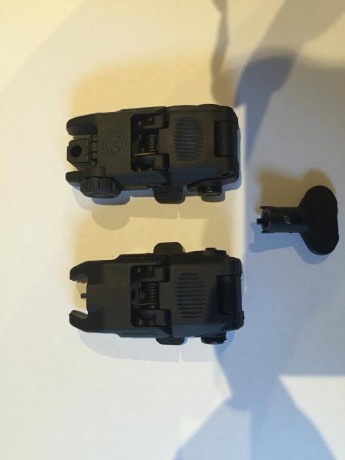 nuevos a estrenar , se incluye envio. todo los accesorios color negro. saludos Mariano. 02