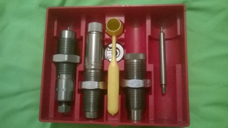 Hola!
Vendo material sin apenas uso 
dies calibre 280 con galga 40€
20 vainas sin estrenar y 16 usadas 02