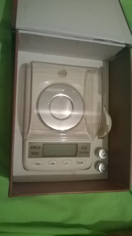 Hola!
Vendo material sin apenas uso 
dies calibre 280 con galga 40€
20 vainas sin estrenar y 16 usadas 00