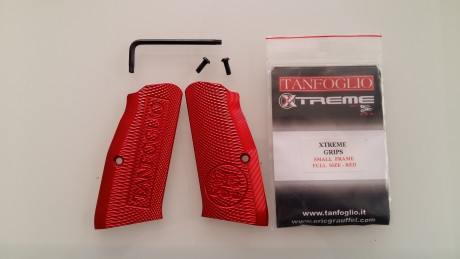 Hola buenas. Pongo a la venta un par de cargadores... unas cachas de Aluminio y una funda de ipsc gosht 01