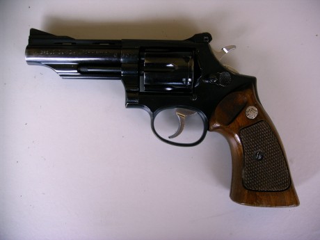 Vendo un revolver Llama Martial calibre 38 SPL de 4 pulgadas. Tiene alza micrométrica graduable y cachas 02