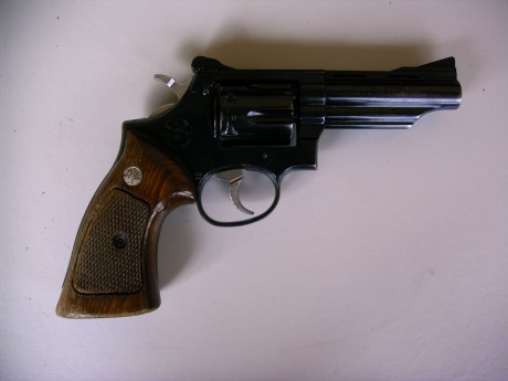 Vendo un revolver Llama Martial calibre 38 SPL de 4 pulgadas. Tiene alza micrométrica graduable y cachas 01