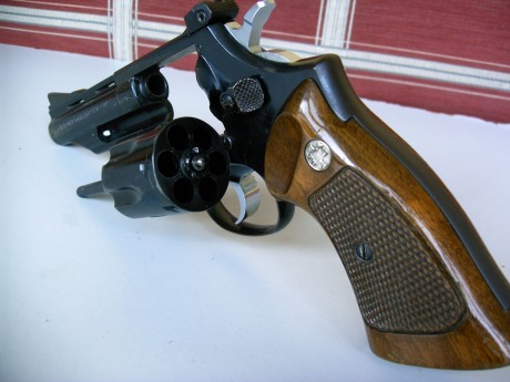 Vendo un revolver Llama Martial calibre 38 SPL de 4 pulgadas. Tiene alza micrométrica graduable y cachas 00