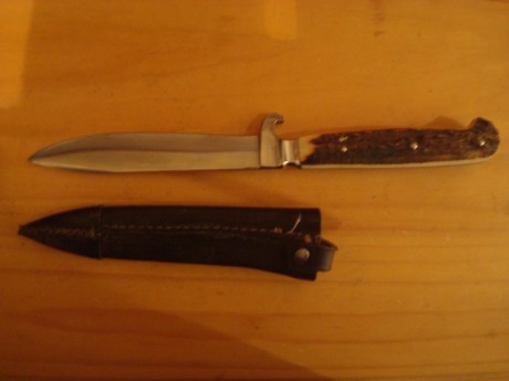  DSC07008.JPG  DSC07009.JPG 

Cuchillo de caza marca Wingen Otello con su funda original, hoja de 10,5cm. 00